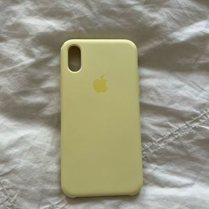 Super cute yellow Xs iphone case